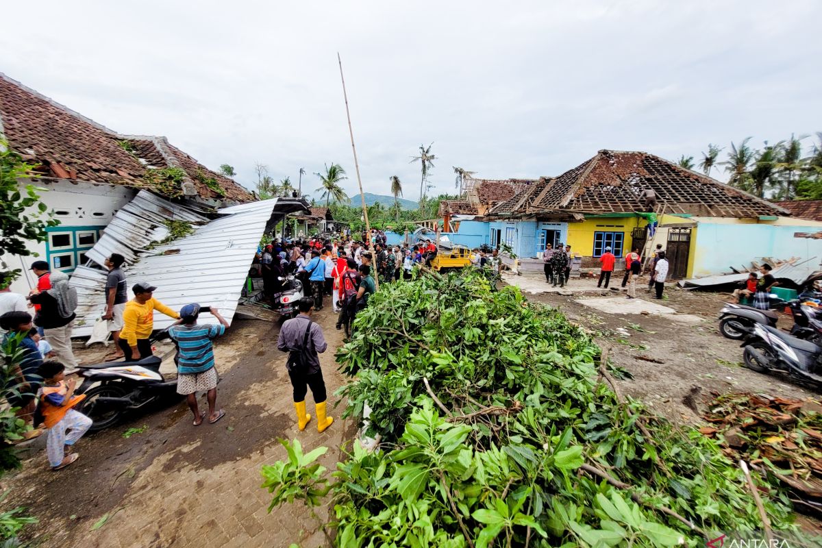 Jumlah rumah terdampak puting beliung di Bondowoso bertambah jadi 202