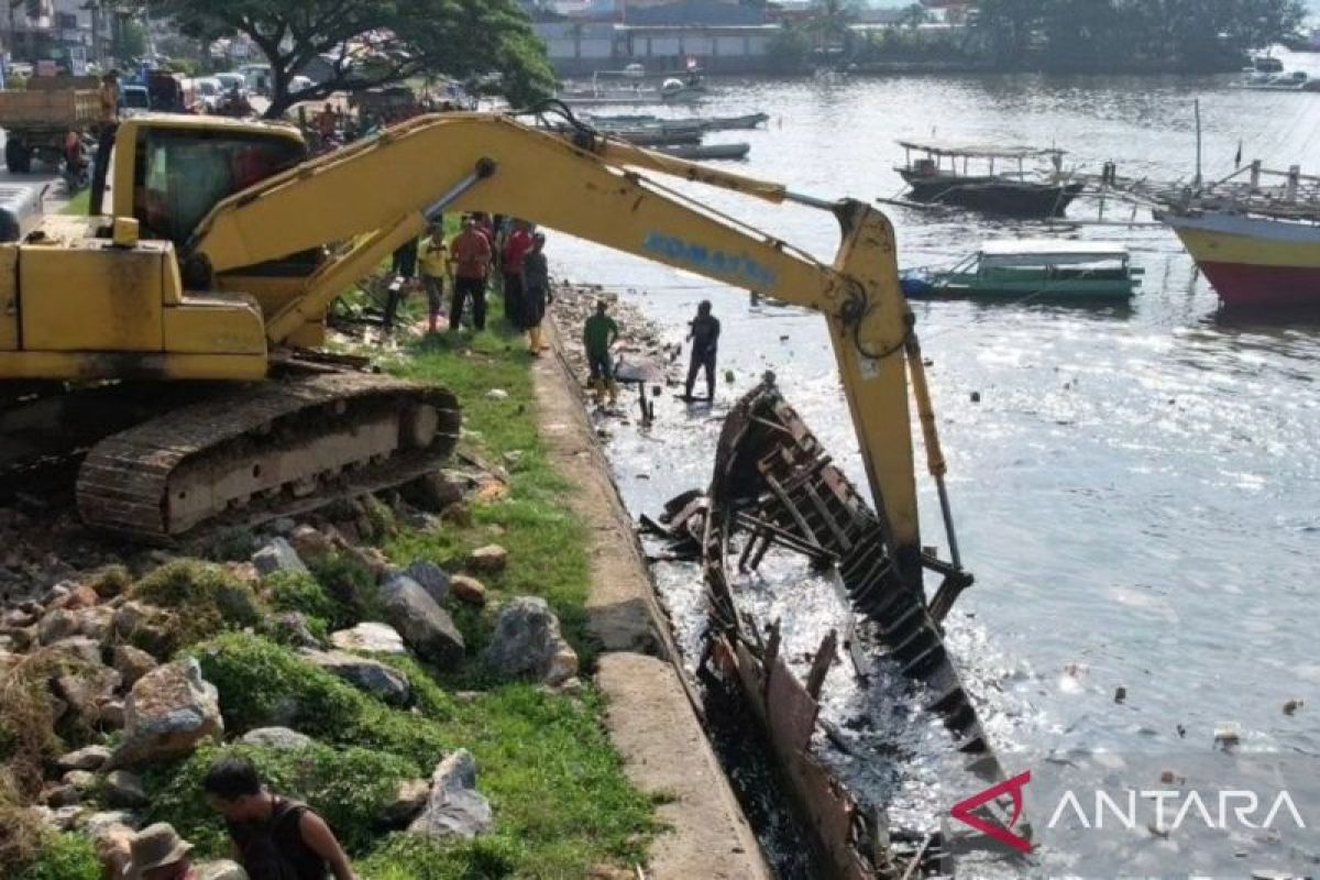 Pemerintah kota angkat bangkai kapal di Teluk Kendari