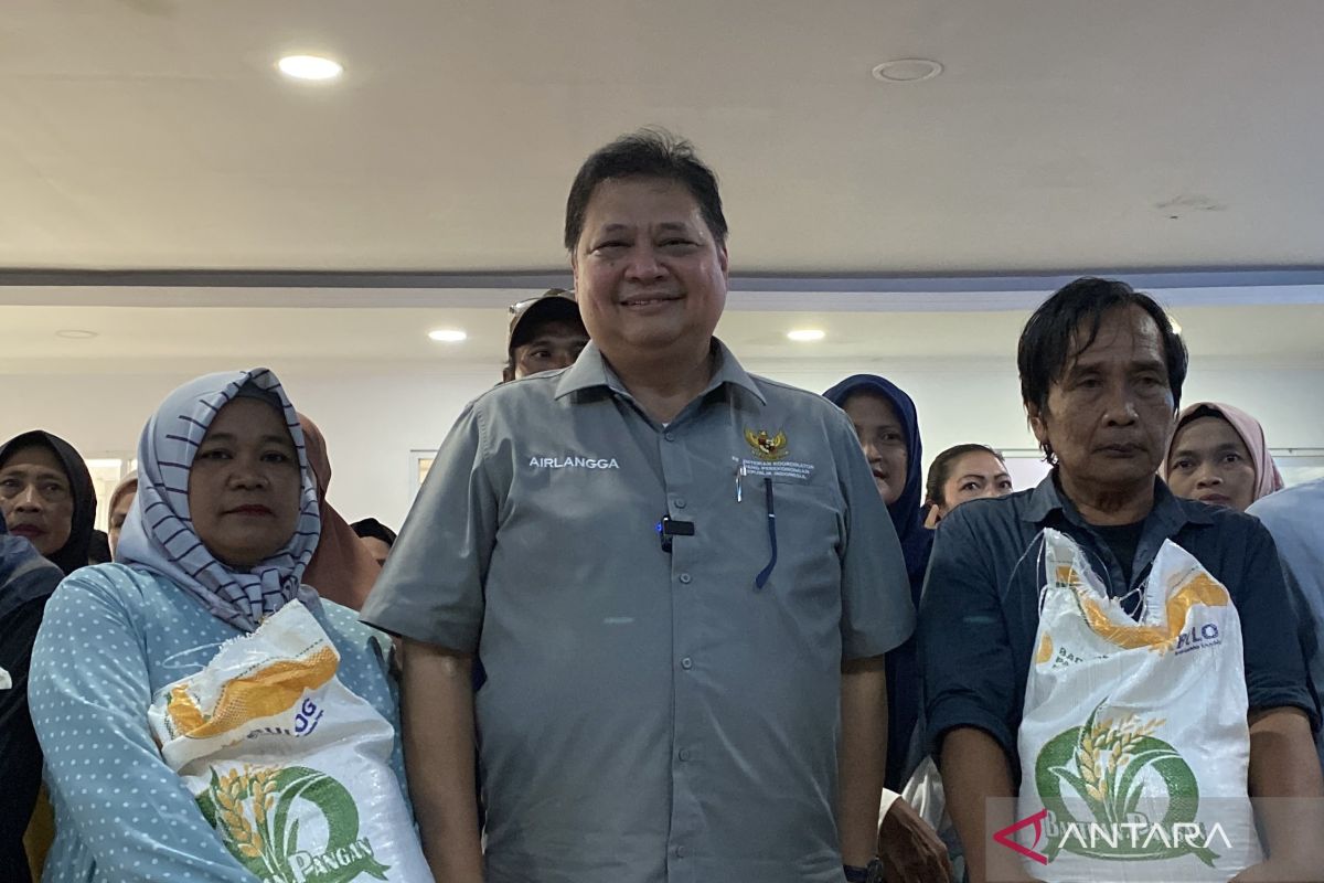 Minister Hartarto hands out rice aid to beneficiaries in Bandung