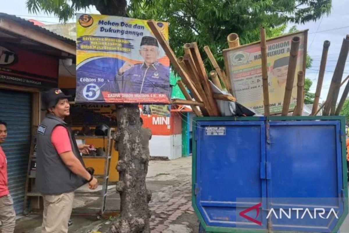 Bawaslu Bangkalan tertibkan APK langgar aturan