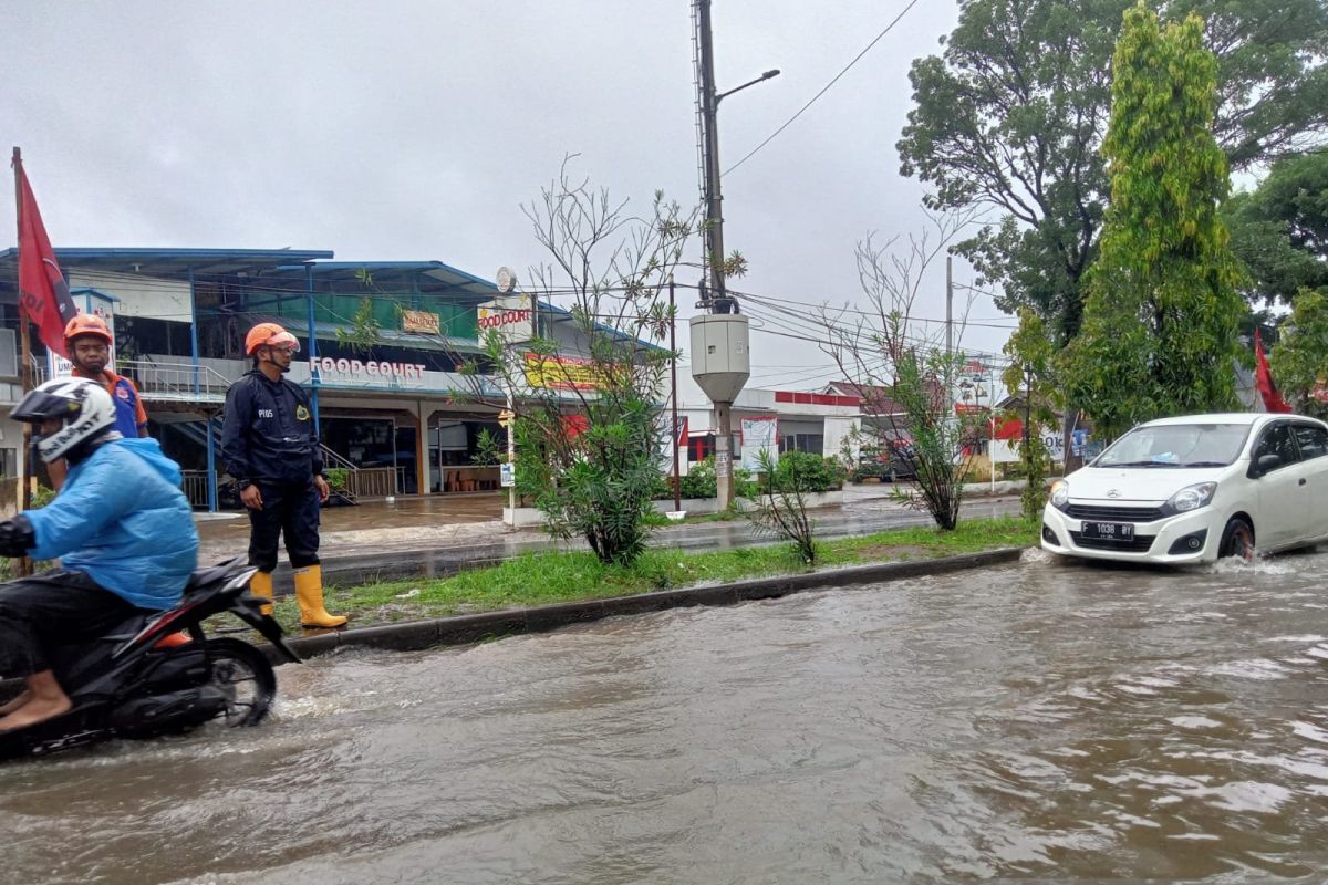 Hujan Deras Picu Banjir Dan Longsor Di Kota Sukabumi Antara News