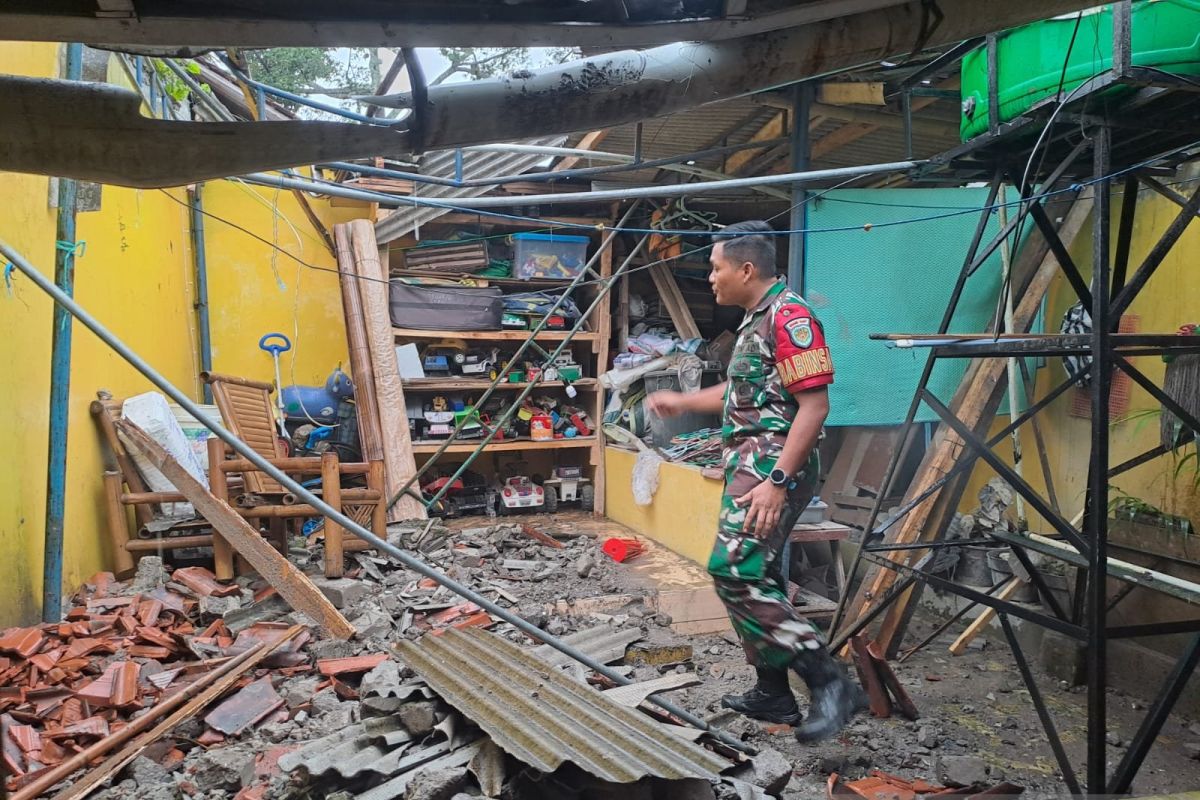 Empat rumah roboh diterjang angin kencang di Sukabumi