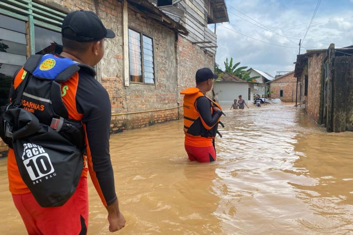 Dinkes Muaro Jambi operasikan puskesmas keliling bantu korban banjir