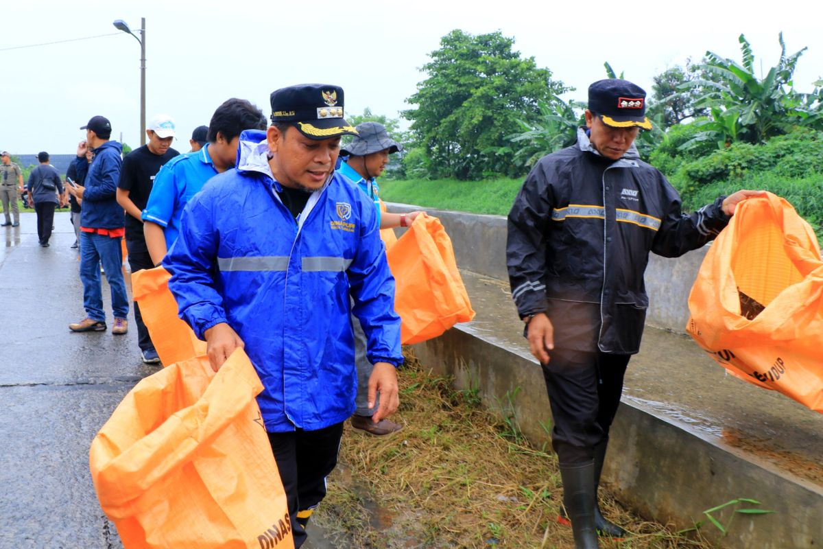 Bebersih sungai, Pemkot Tangerang libatkan komunitas