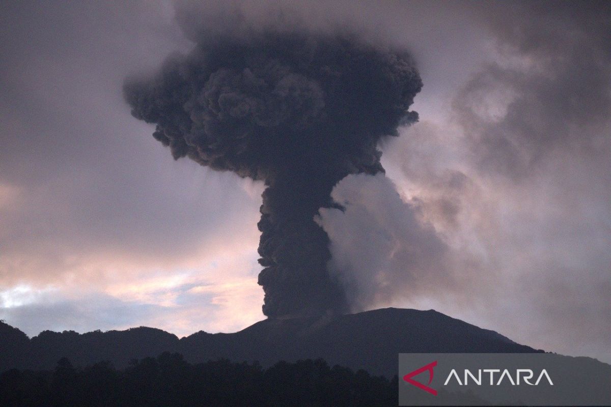 Bandara Minangkabau kembali ditutup imbas sebaran abu vulkanik Gunung Marapi