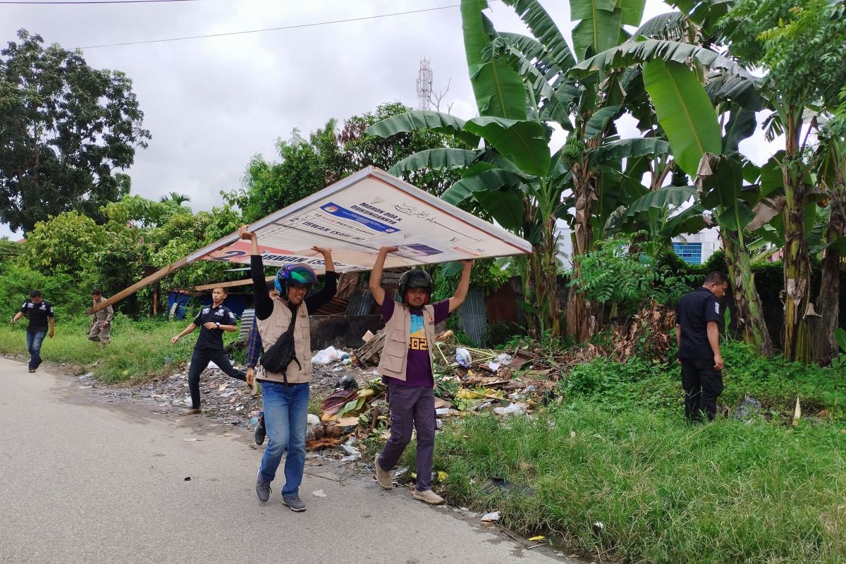 Bawaslu copot ratusan alat peraga kampanye langgar aturan di Kota Solok