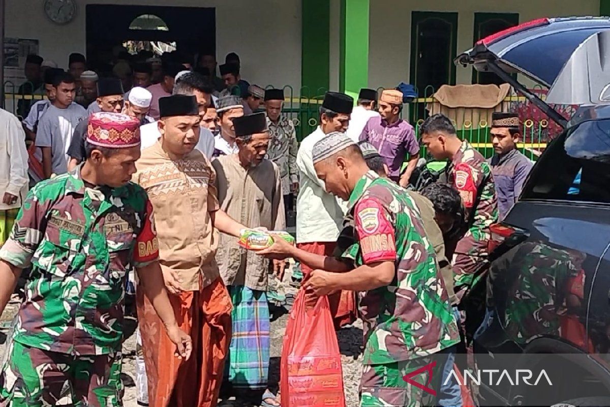 Koramil 08 Barumun dan PPPAD Palas Jum'at Berkah di Masjid Nurul Falah