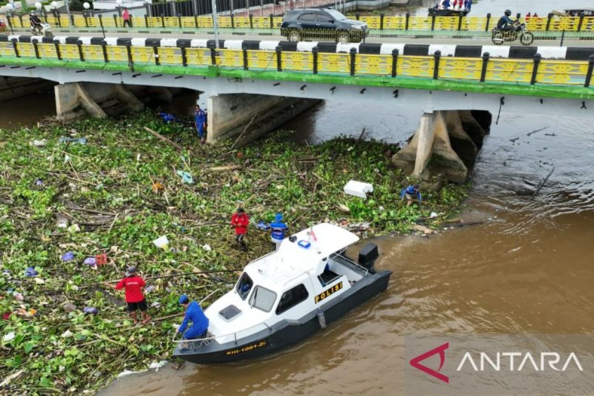 Police, PUPR, clean up rubbish blocking traffic on Martapura River
