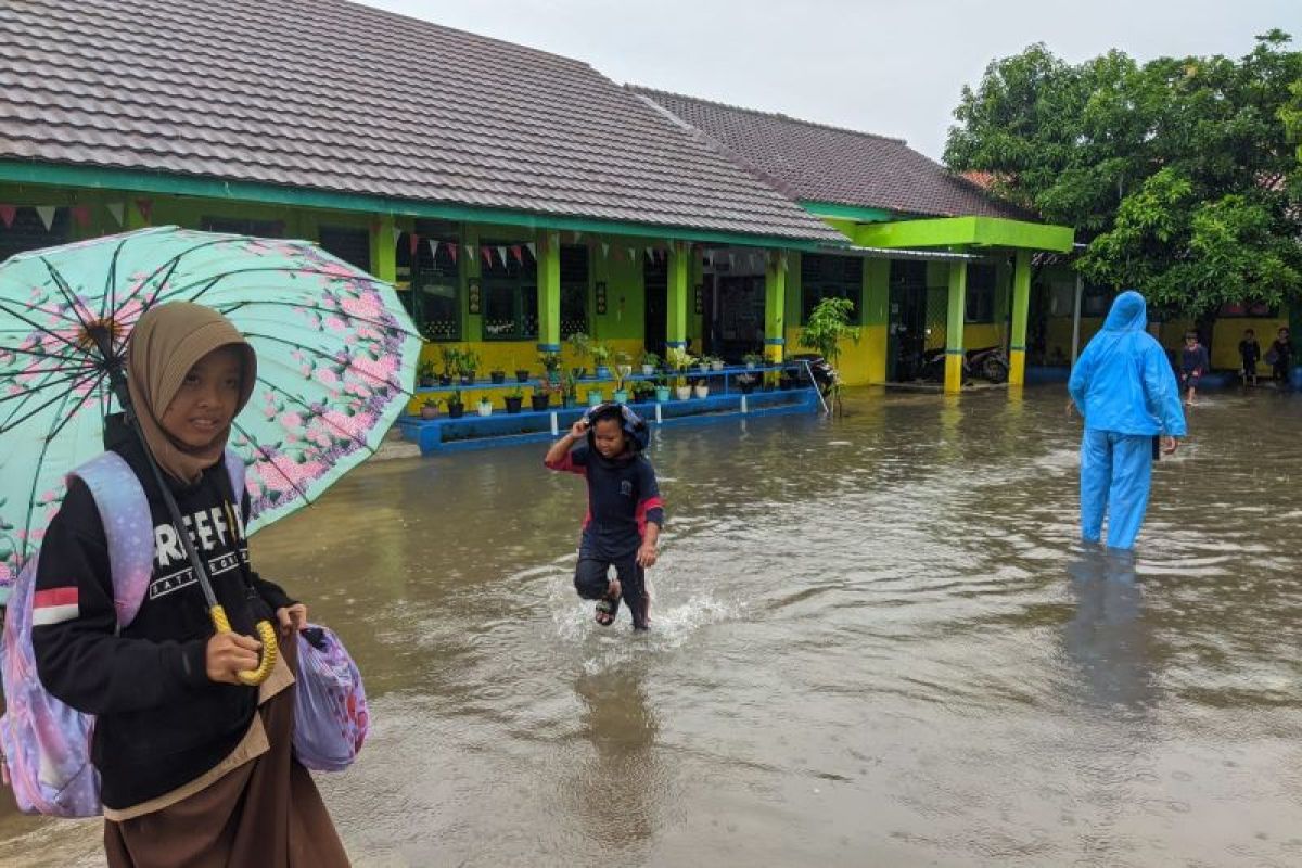 Hujan deras guyur Serang, SDN Citerep terendam banjir