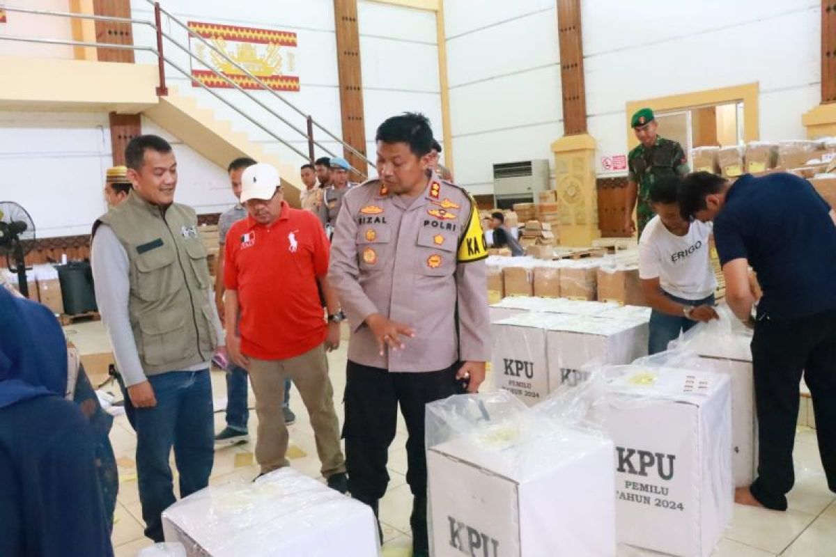Kapolres Lampung Timur mengecek gudang logistik pemilu