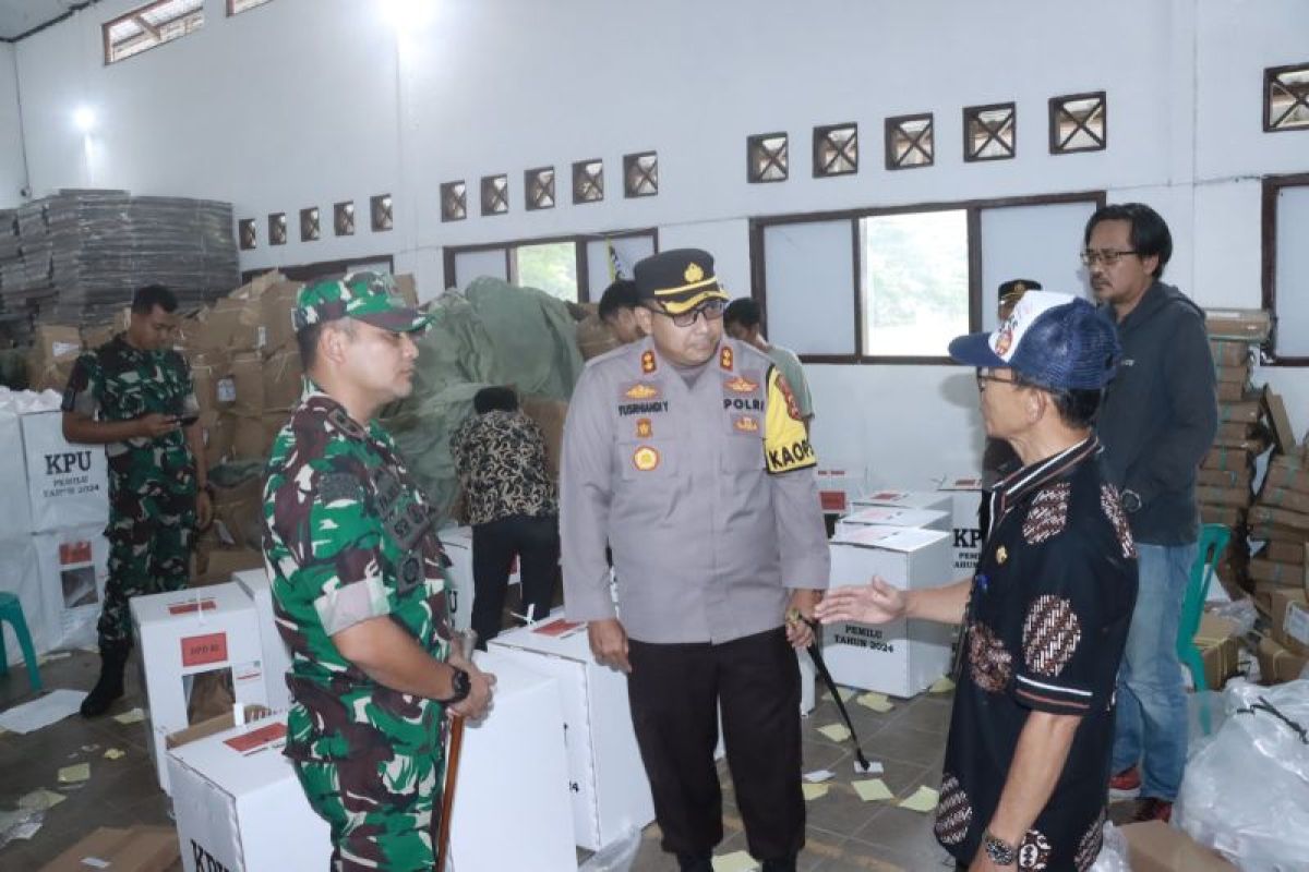 Polisi dan TNI pastikan pengemasan surat suara aman di Lampung Selatan