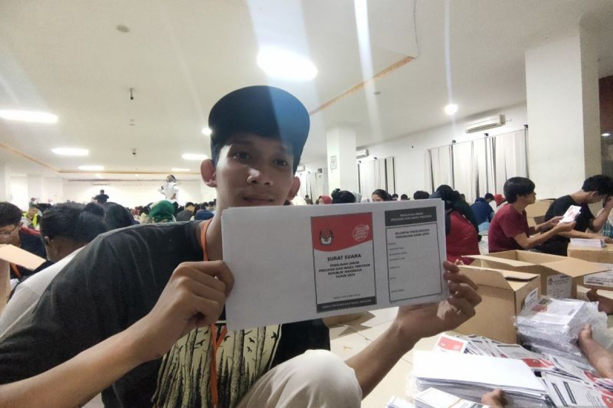 KPU Jakbar selesaikan sortir lipat suara Pemilu 2024