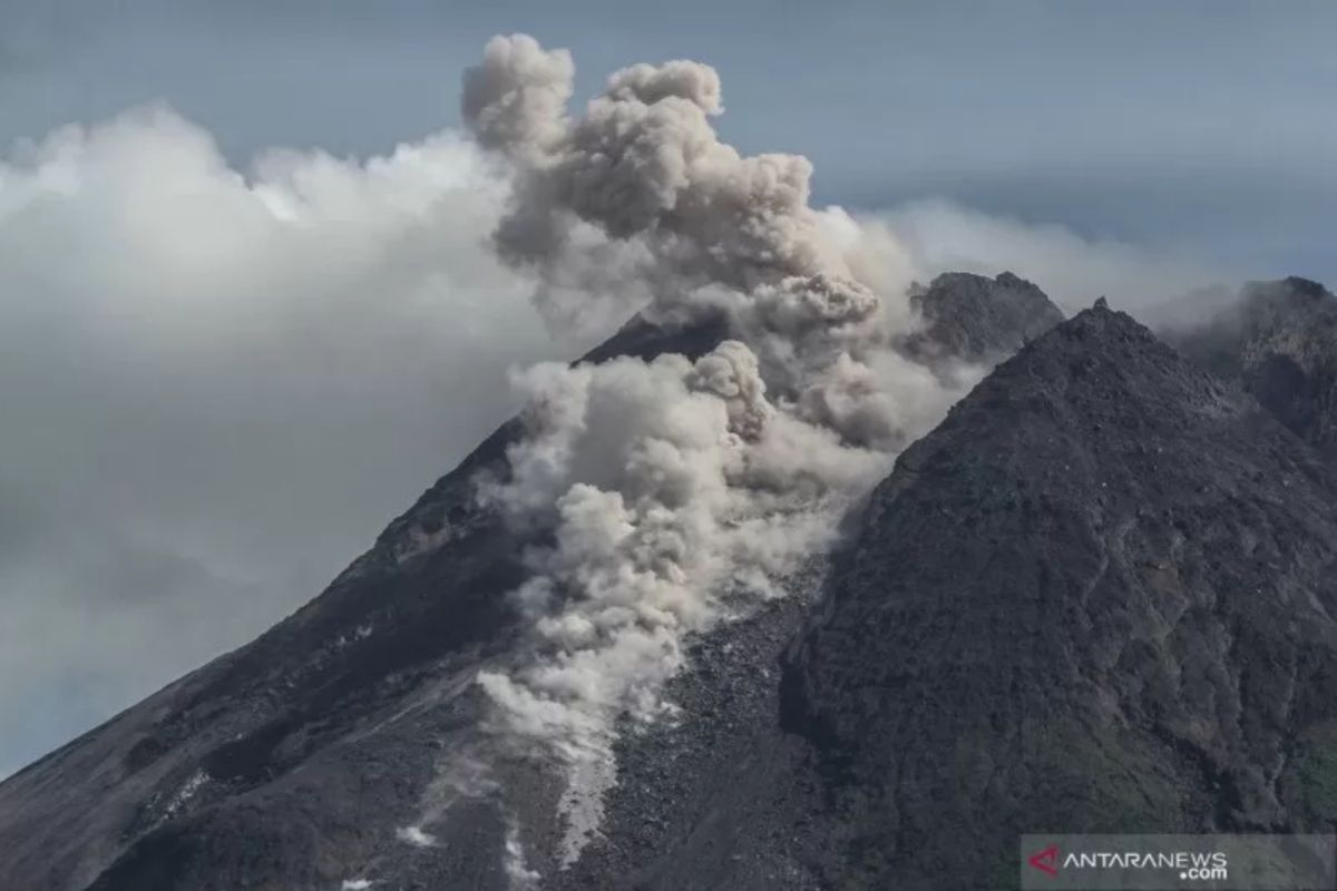 Mt. Merapi spews six hot cloud avalanches on Friday morning