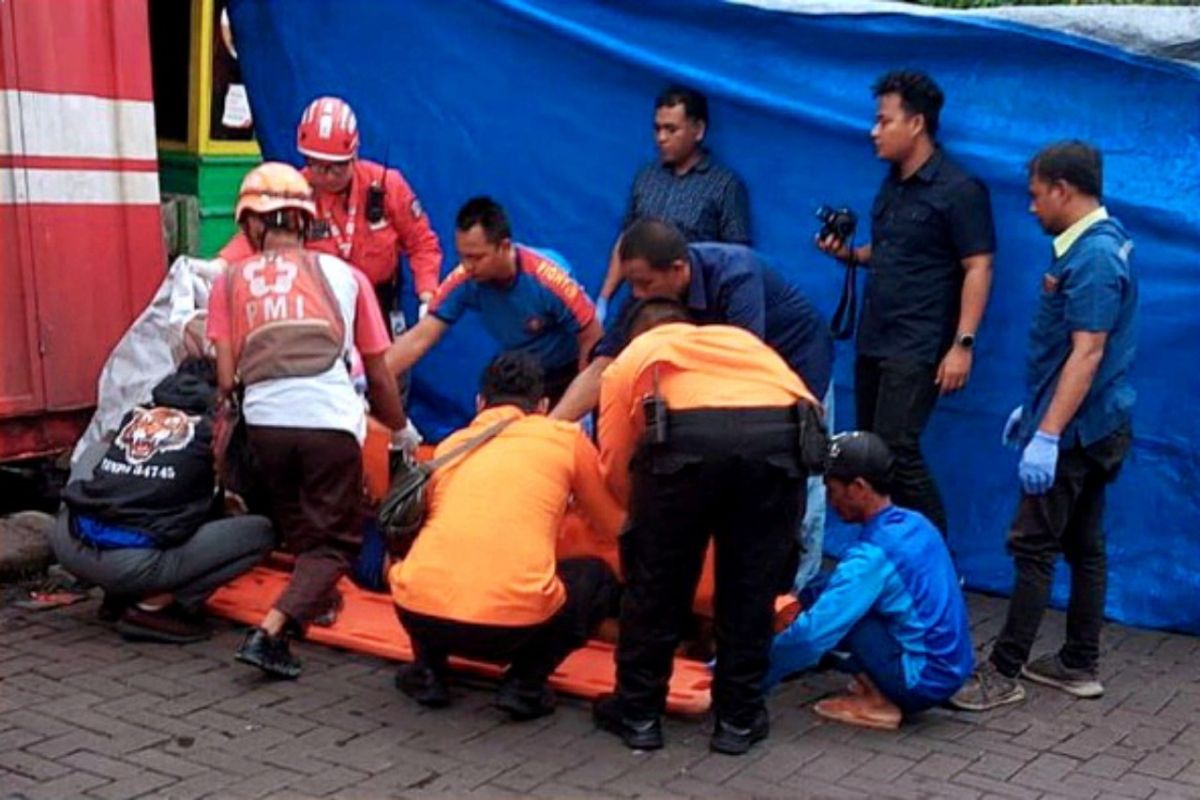 Pekerja meninggal tertimpa kontainer di Perak Surabaya