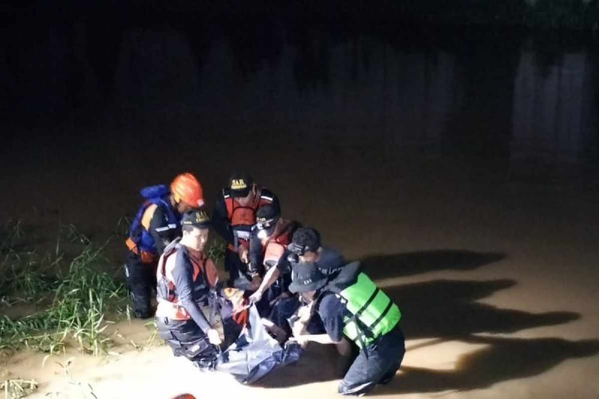 Tim SAR gabungan evakuasi anak korban tenggelam di Sungai Bringin