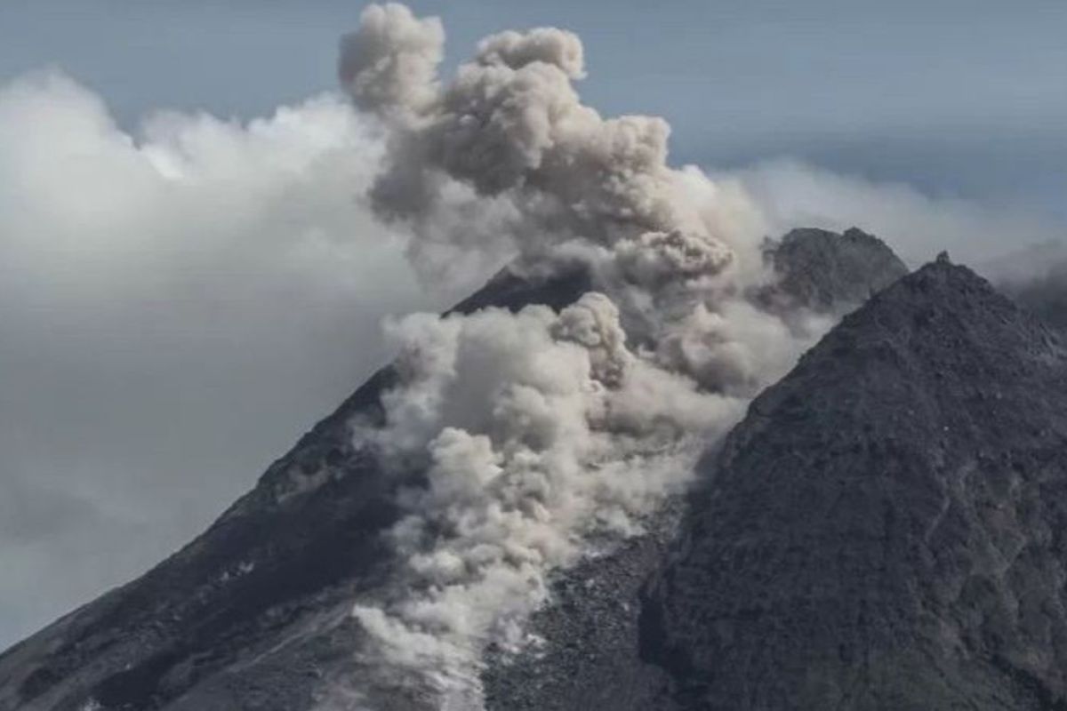 Gunung Merapi di Sumatera Barat luncurkan awan panas guguran beruntun pada Jumat pagi