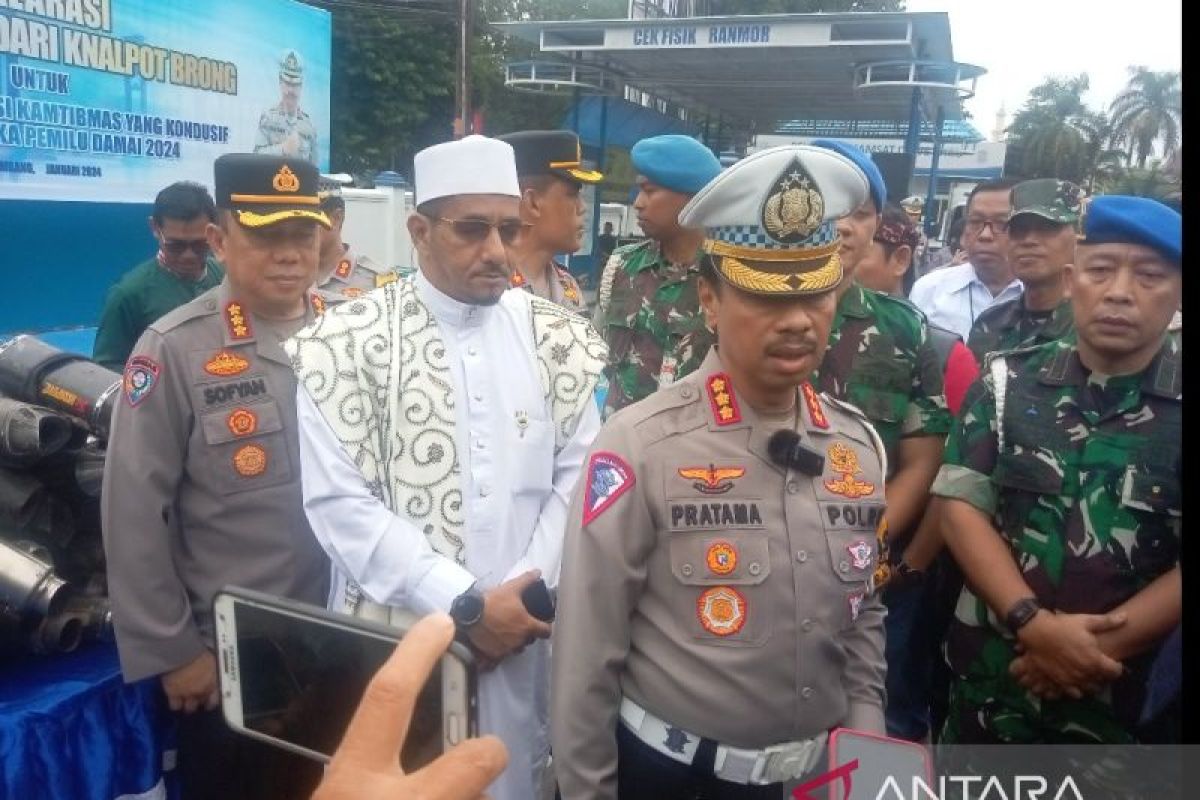 Polisi sanksi pemotor bonceng tujuh  orang di Jembatan Ampera