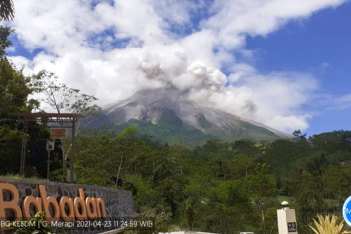 Sepekan, Gunung Merapi luncurkan empat kali awan panas