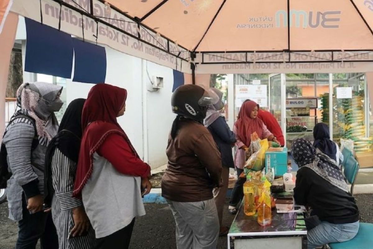 Bulog Madiun sediakan bahan pokok murah lewat operasi pasar