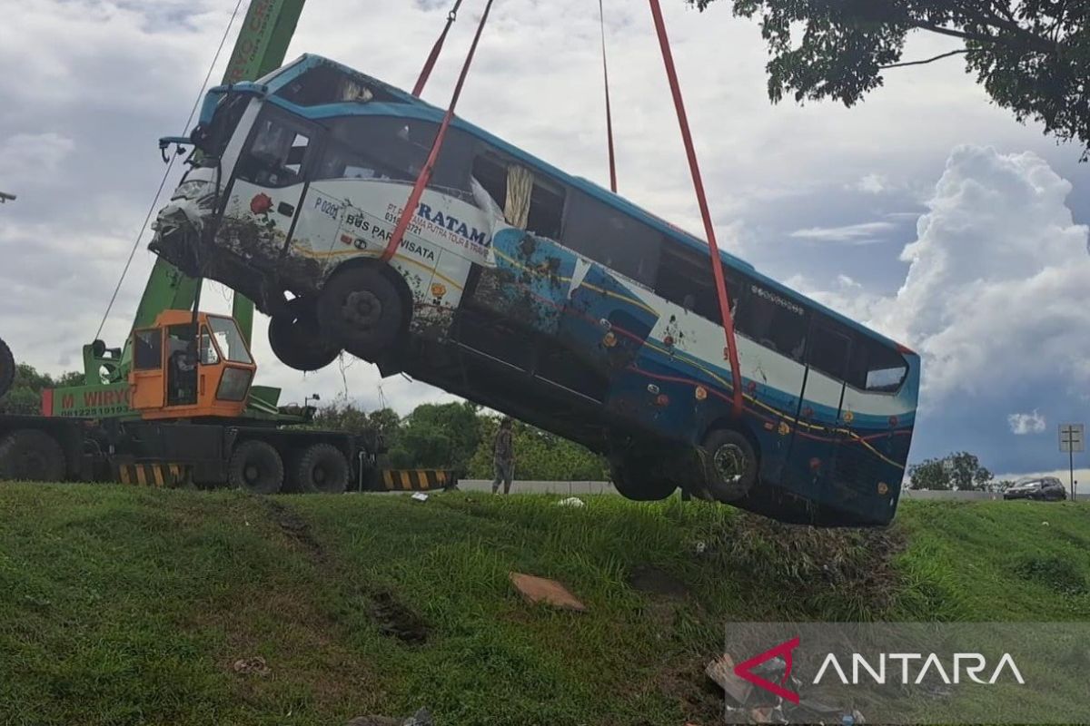 Siswa korban kecelakaan bus di Tol Ngawi dimakamkan