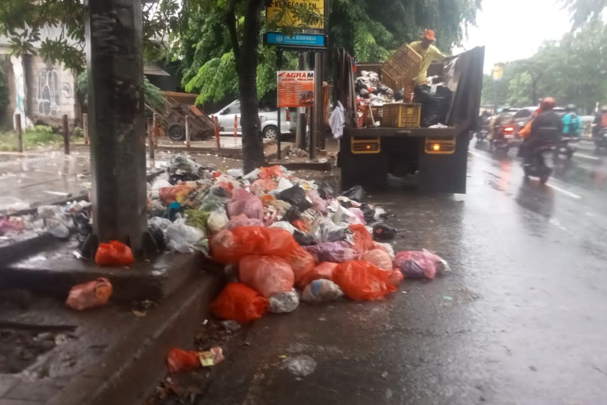 Musim hujan, DLH Tangerang tambah jadwal angkut sampah