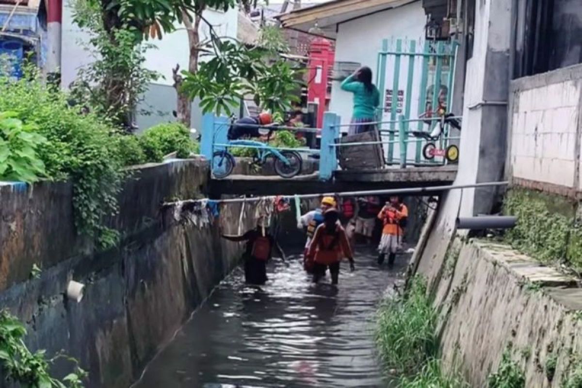 Petugas belum temukan anak tercebur selokan di Surabaya