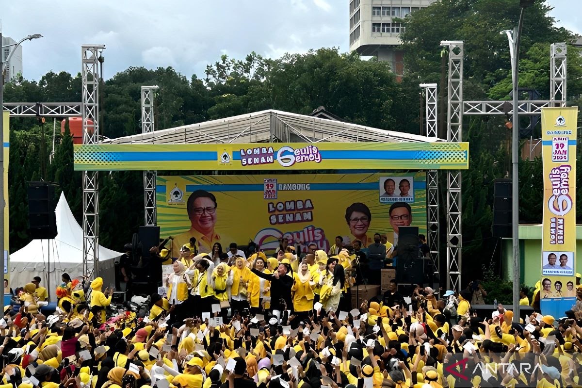 Warga Bandung Senam Geulis Gemoy meski diguyur hujan