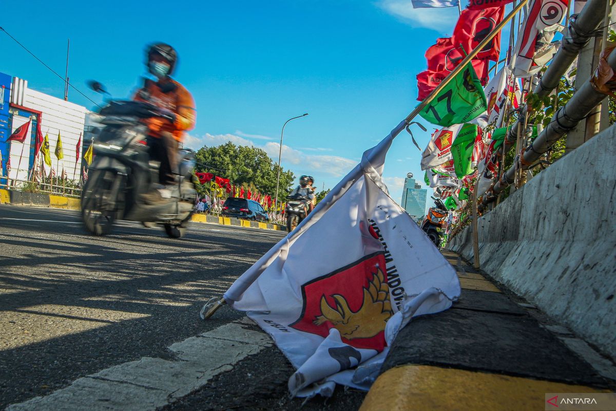 Satpol PP dan Wali Kota diminta sosialisasi aturan bendera parpol