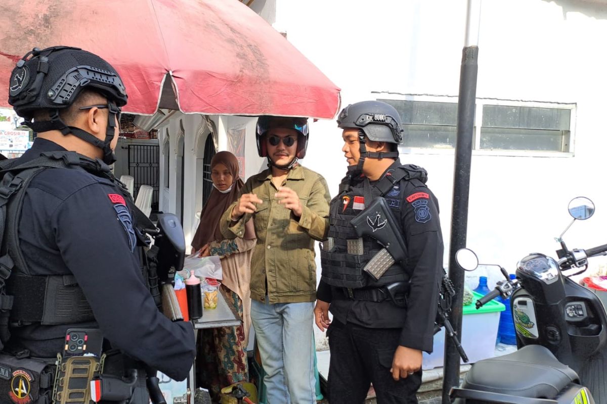 Pastikan keamanan,  Satbrimob Polda Riau patroli dan sambangi masyarakat