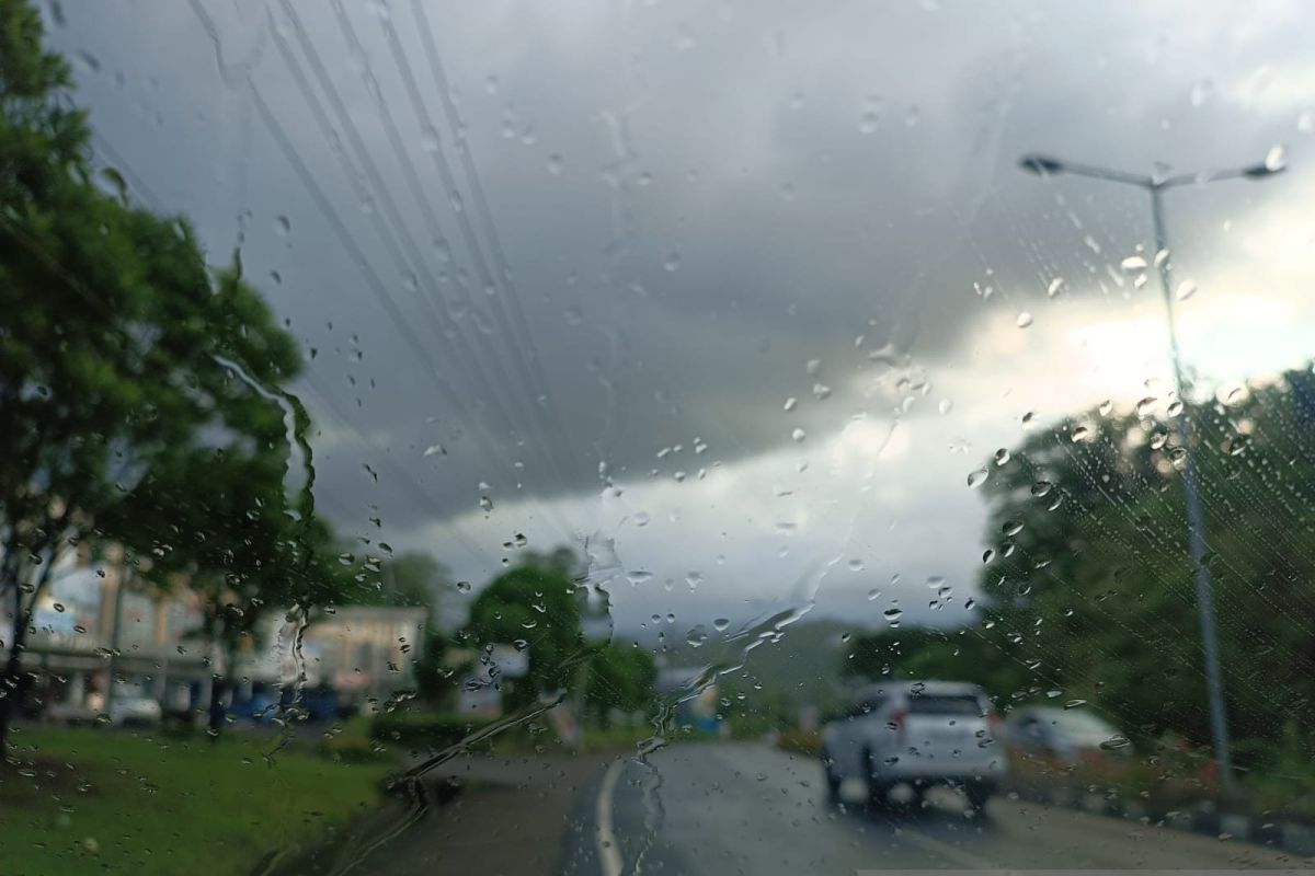 BMKG minta warga waspadai hujan lebat di wilayah Sulut