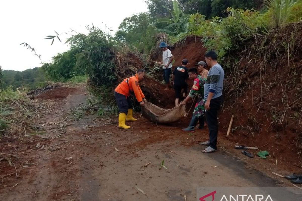 Longsor terjang sejumlah wilayah di Kabupaten Sukabumi