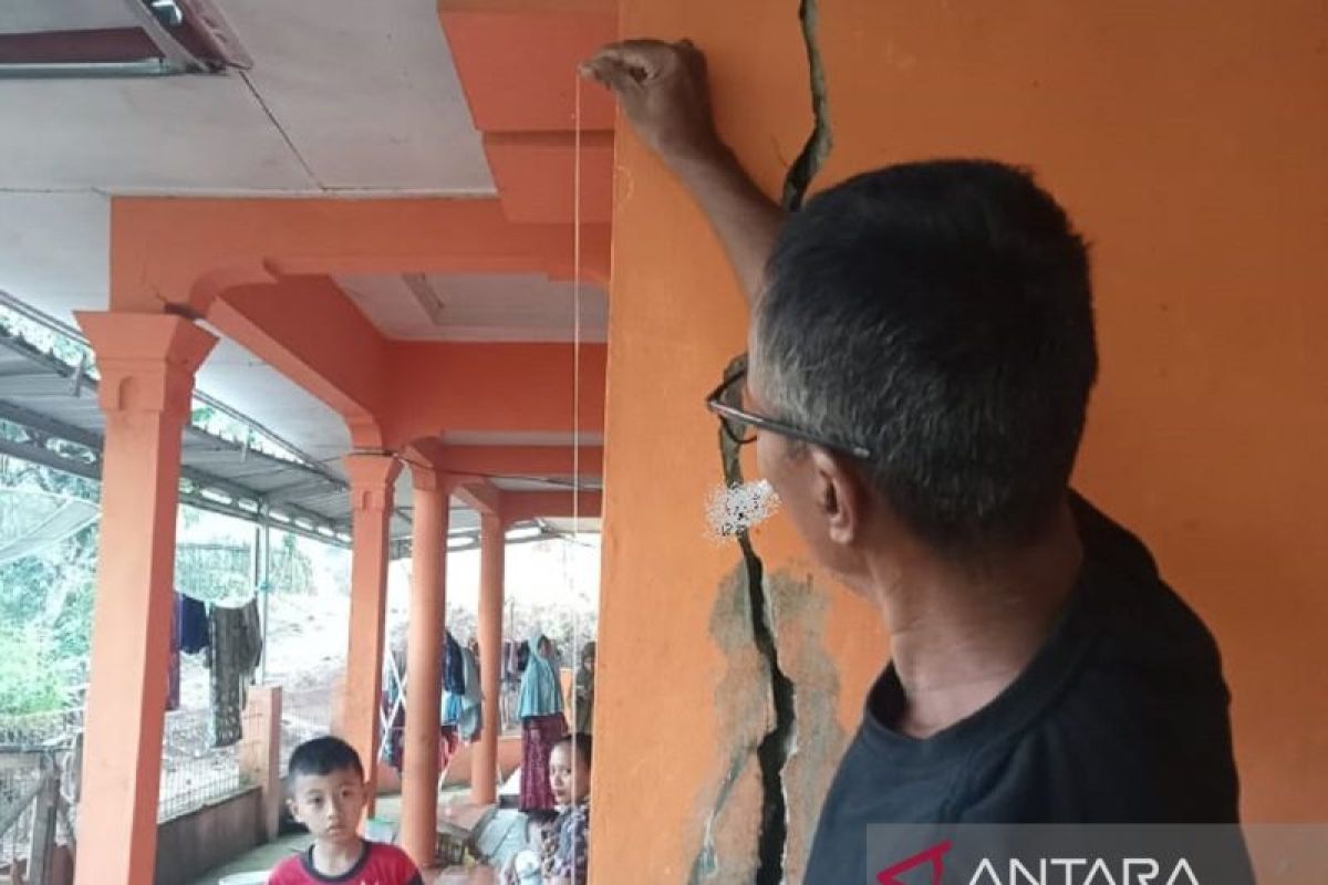 Bencana pergerakan tanah rusak rumah di Kampung Cikontrang Sukabumi