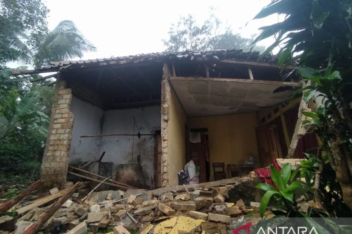 Rumah seorang warga Sukabumi ambruk diterjang angin puting beliung