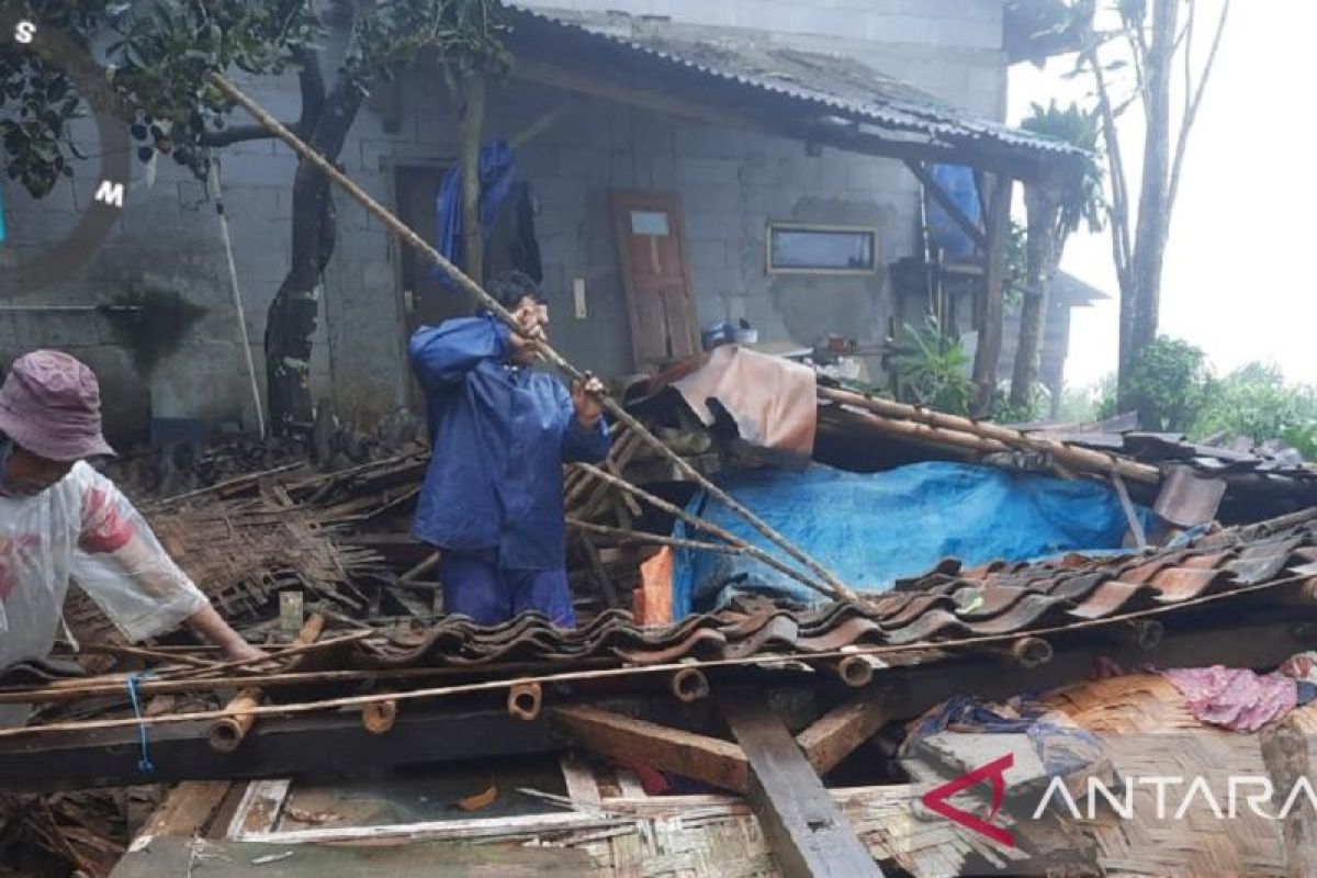 Seorang warga Sukabumi alami luka akibat tertimpa rumah roboh dampak angin kencang