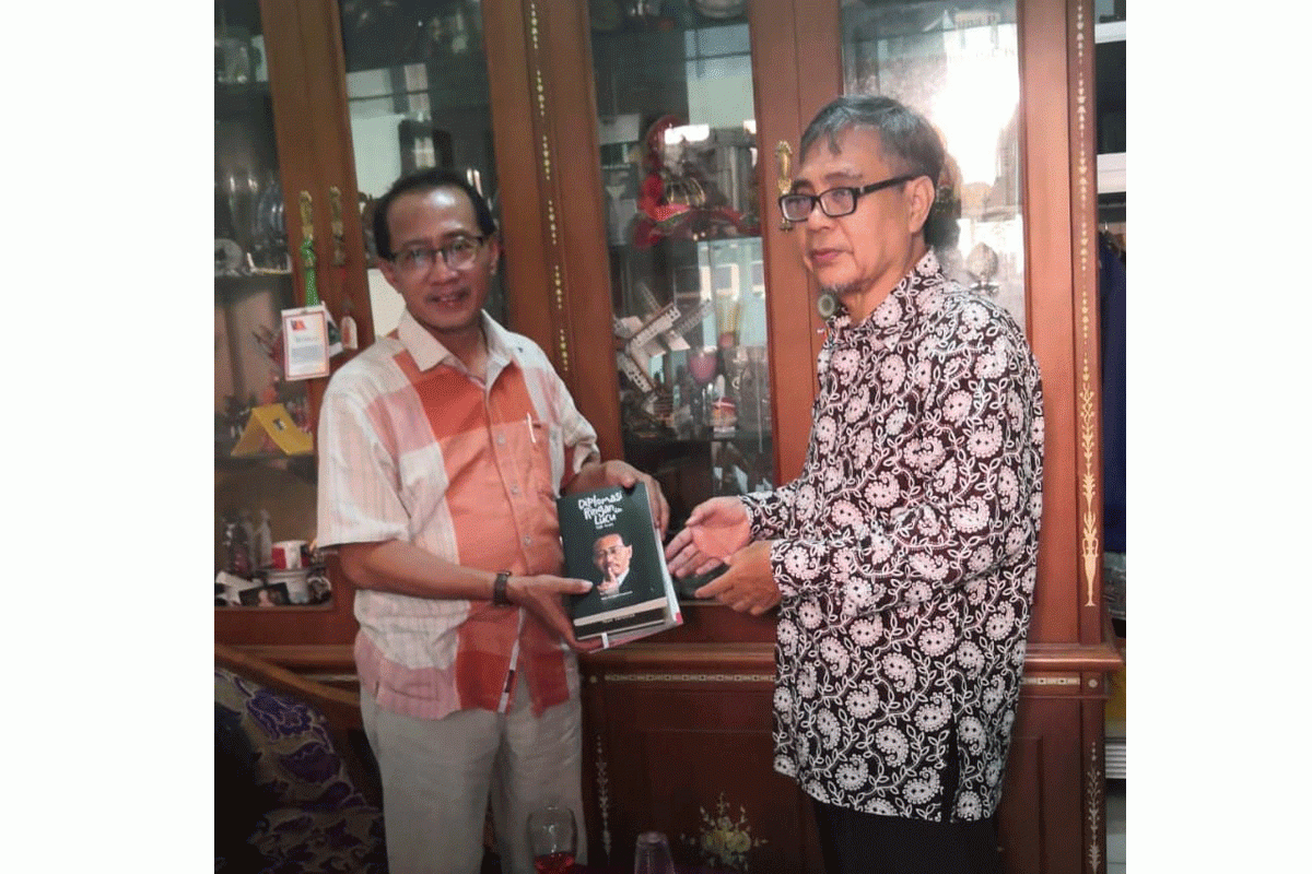 Dubes Wahid Supriyadi serahkan sumbangan buku untuk perpustakaan @M Institute