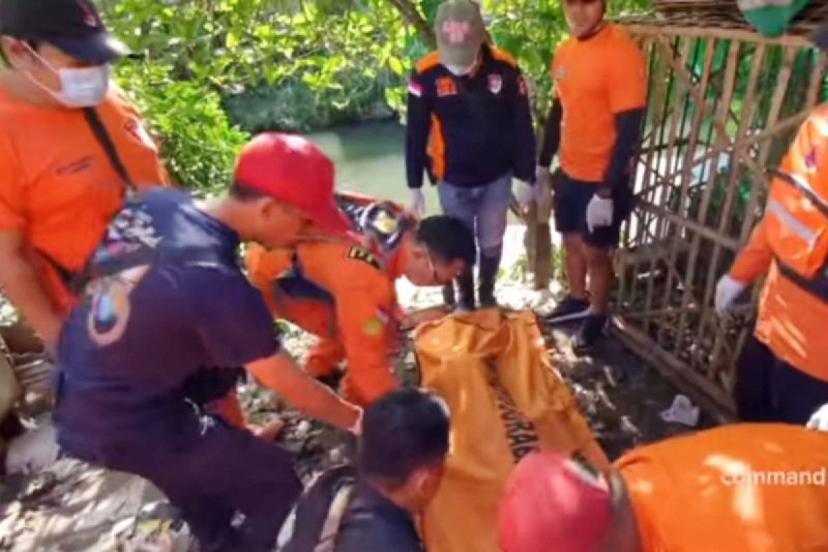 Petugas temukan jenazah anak tercebur selokan di Surabaya