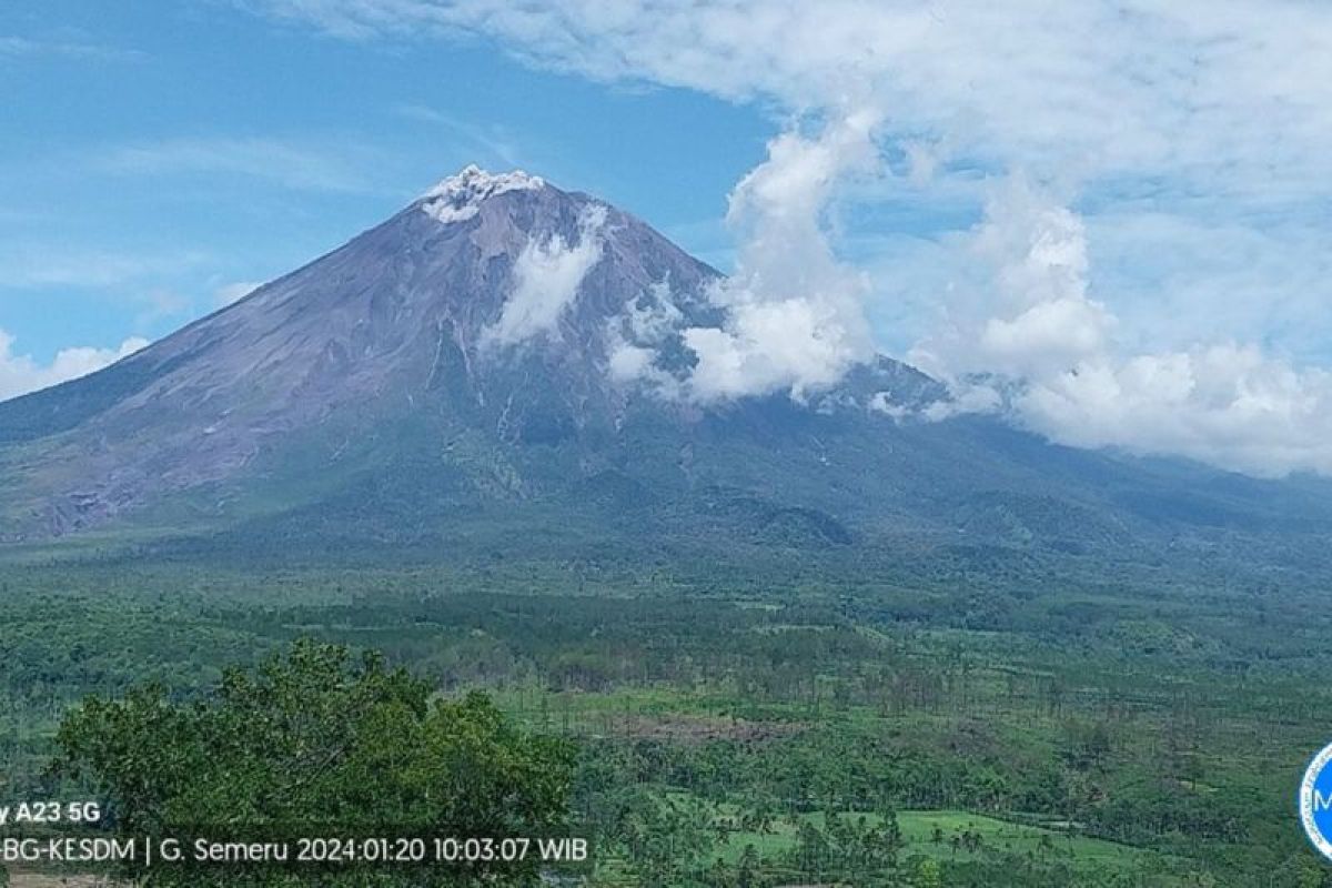 Gunung Semeru di Lumajang erupsi dua kali pada Sabtu