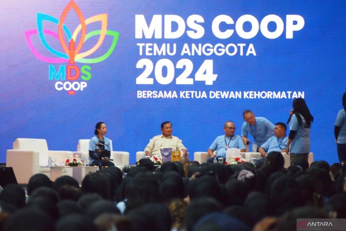 Prabowo puji Rini Soemarno di hadapan ribuan anggota MDS Coop di Stadion Pakansari Bogor