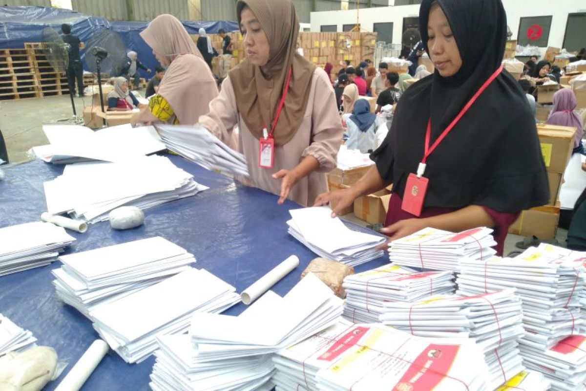 KPU Karawang mulai distribusikan logistik pemilu ke 30 kecamatan
