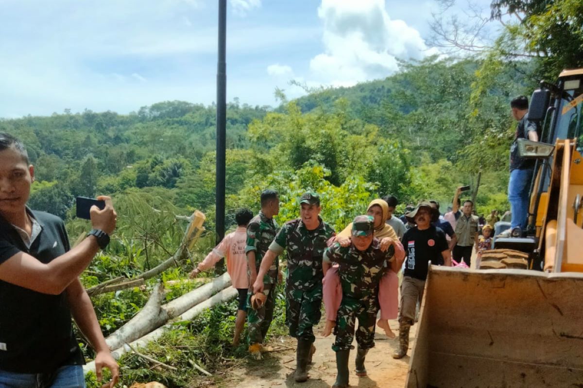 Jalan Lintas Curup-Lebong Bengkulu putus, tertimbun longsor 6 meter