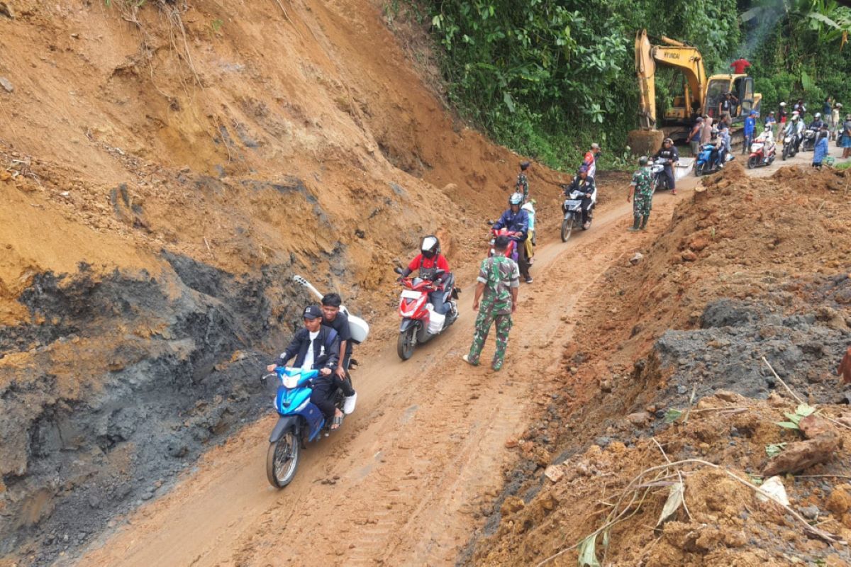 Jalur  lintas Curup-Lebong Bengkulu kembali bisa dilalui