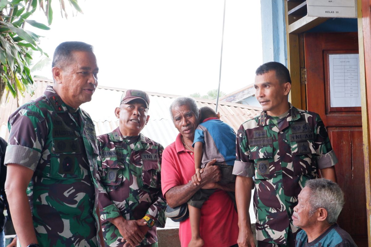 Pangdam Udayana bantu pengungsi erupsi Gunung Lewotobi di Flores Timur