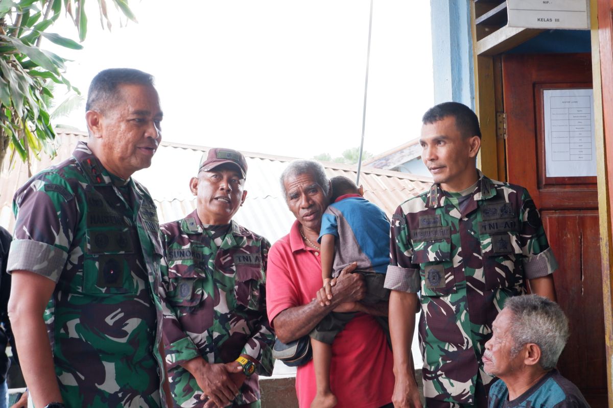 Pangdam Udayana temui pengungsi erupsi Gunung Lewotobi Flores Timur