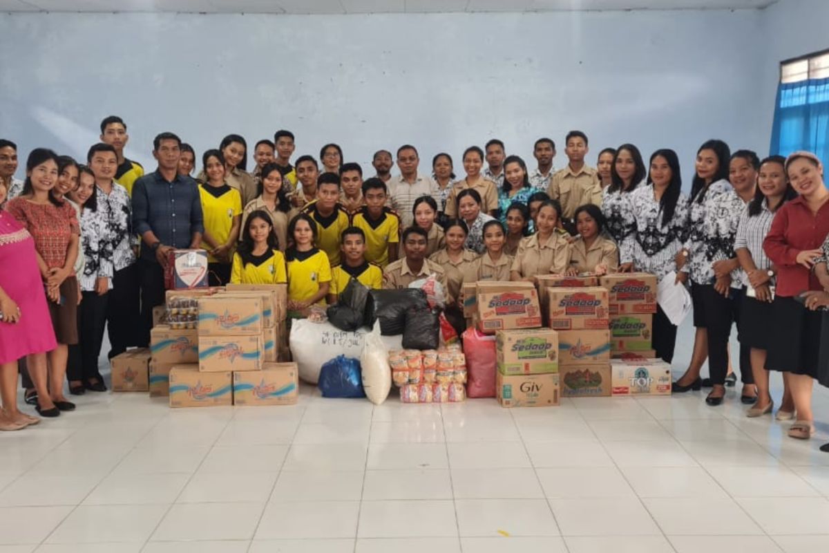 Siswa dan guru salurkan bantuan untuk korban erupsi Gunung Lewotobi