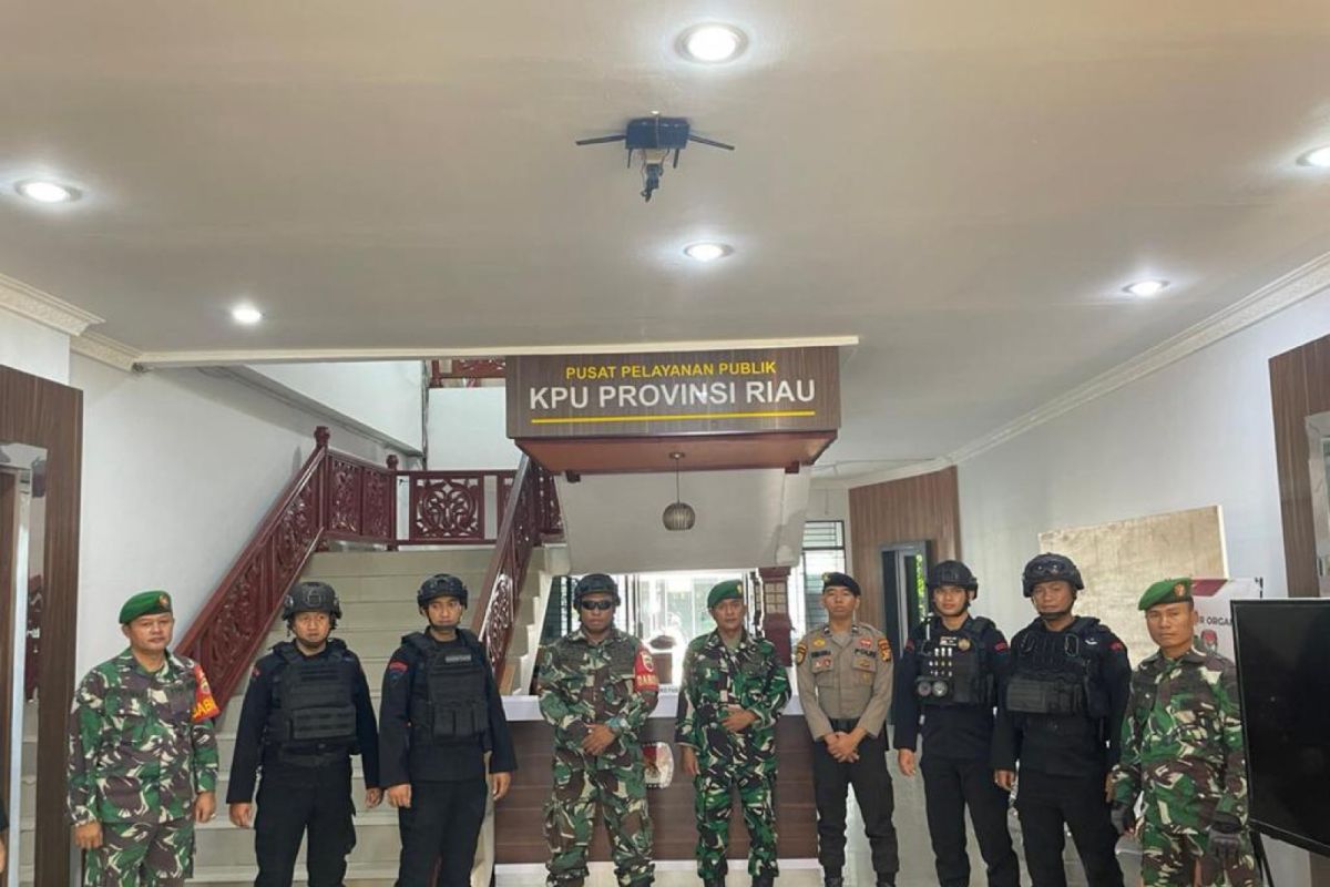 Satbrimob Polda Riau rutin patroli ke kantor KPU jelang pemilu