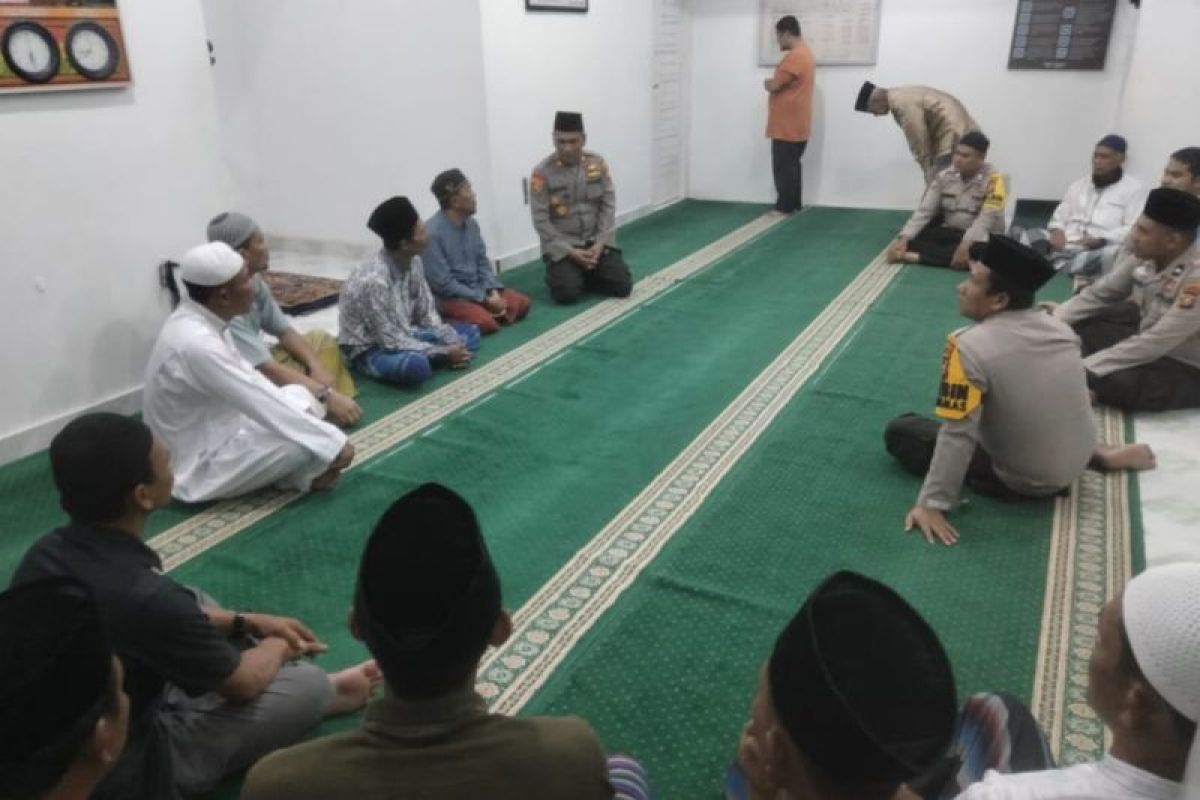 Melalui salat magrib berjamaah,  Polsek Tanah Putih Tanjung Melawan sampaikan pesan pemilu damai