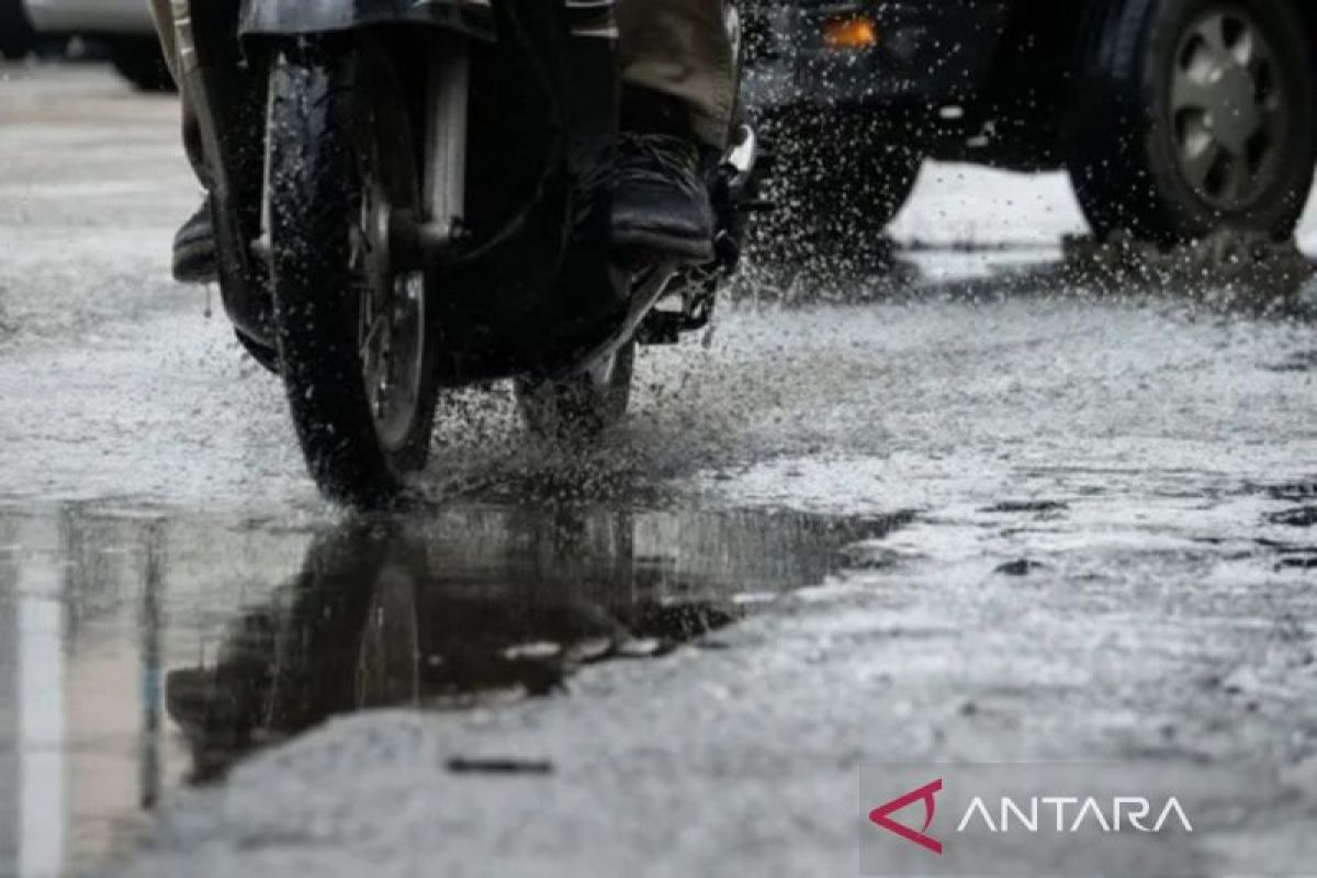 5 tips berkendara di musim hujan ala Instruktur Safety Riding Honda