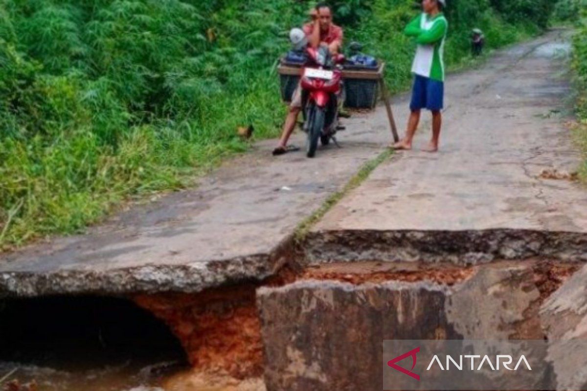 BPBD dan  warga Muba gotong royong bangun jembatan darurat