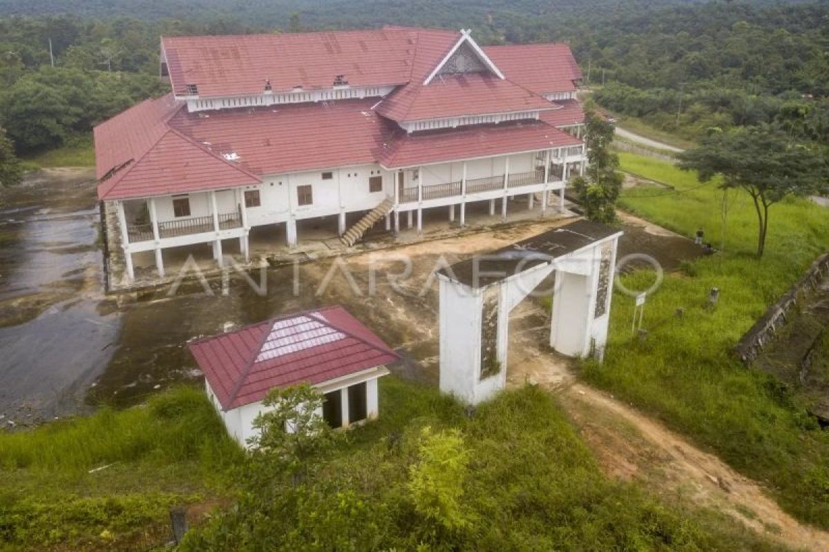 Bangunan terbengkalai di Tanjung Jabung Barat