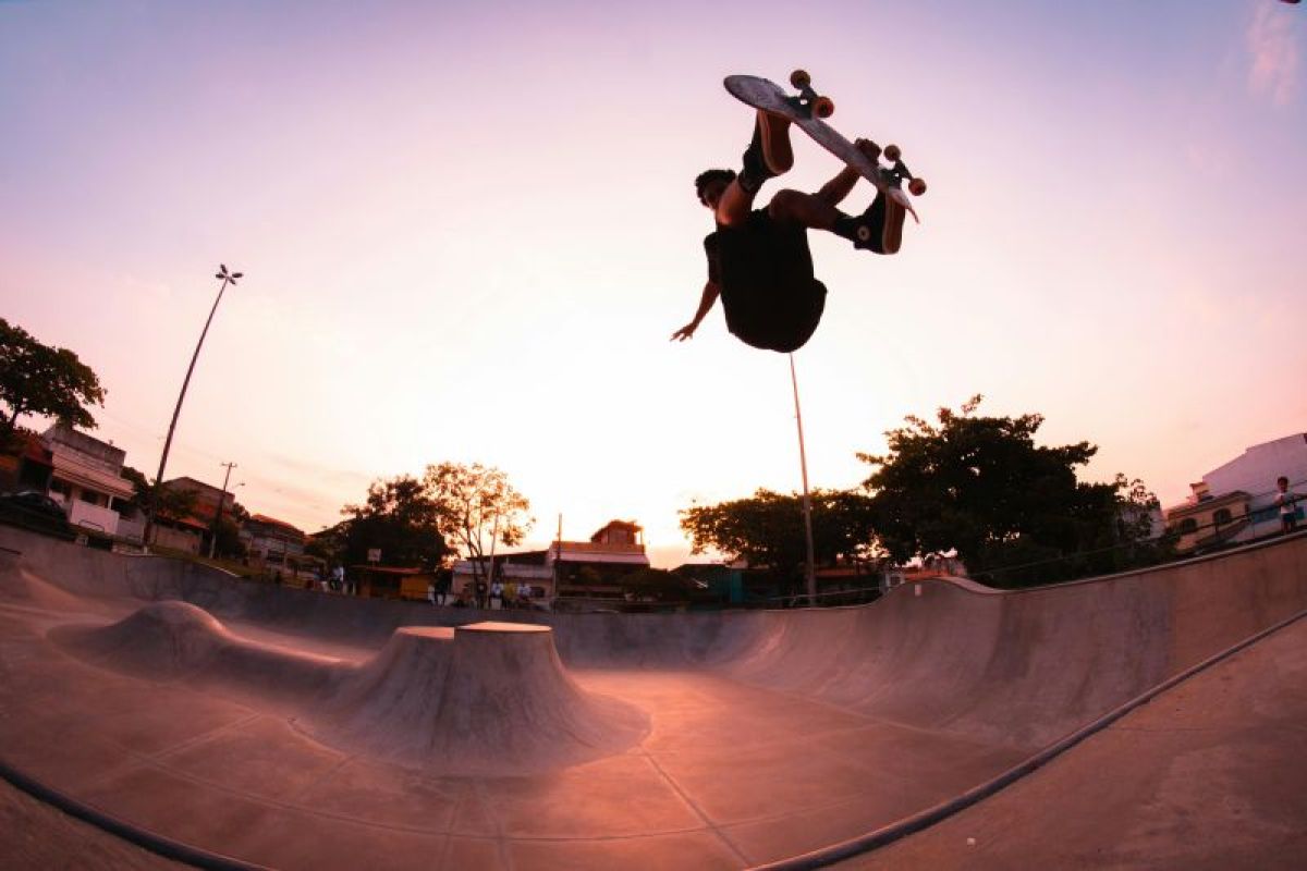 Pelajari jatuh, cara andal bermain skateboard Basral Graito